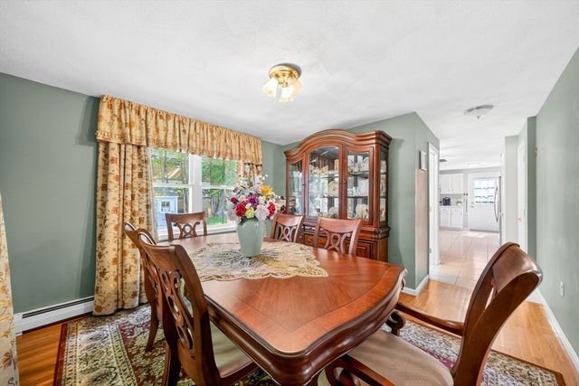 8 Sparrow Ln, Peabody, MA 01960
