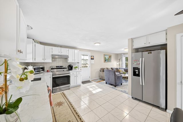8 Sparrow Ln, Peabody, MA 01960