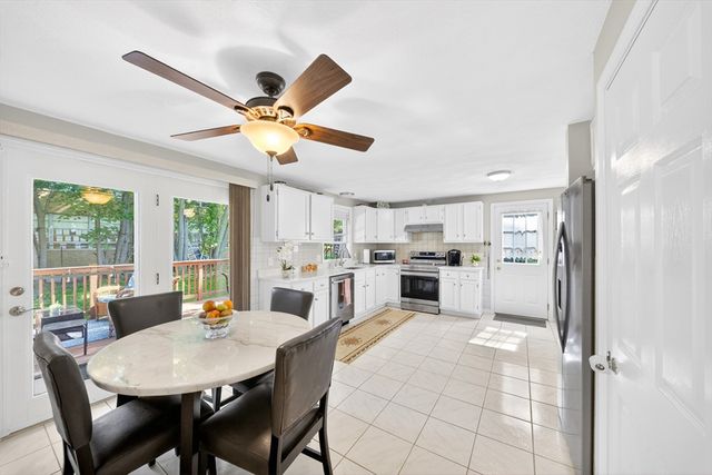 8 Sparrow Ln, Peabody, MA 01960