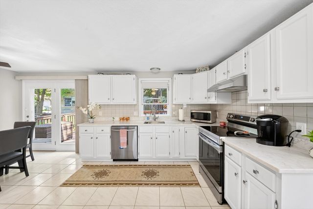 8 Sparrow Ln, Peabody, MA 01960