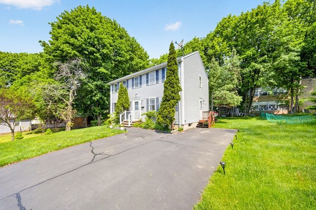 8 Sparrow Ln, Peabody, MA 01960