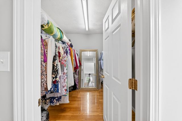 8 Sparrow Ln, Peabody, MA 01960