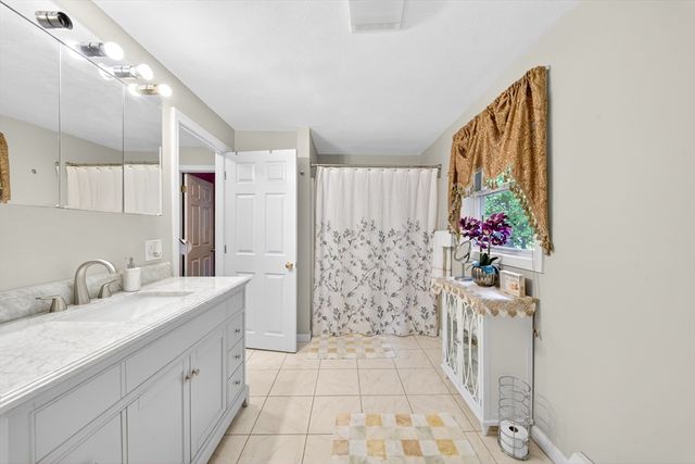 8 Sparrow Ln, Peabody, MA 01960
