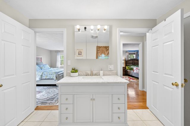 8 Sparrow Ln, Peabody, MA 01960