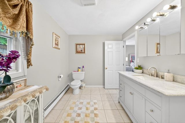 8 Sparrow Ln, Peabody, MA 01960