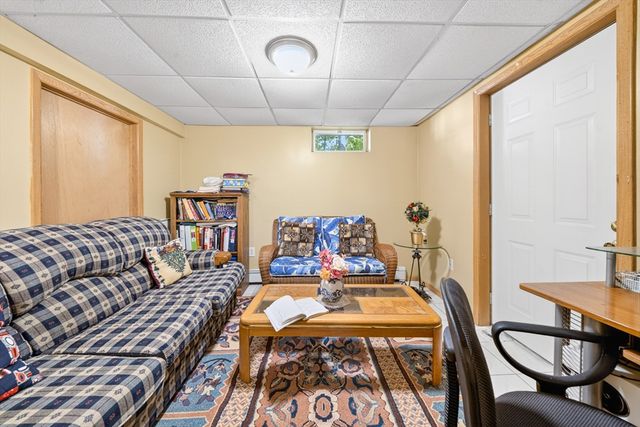 8 Sparrow Ln, Peabody, MA 01960