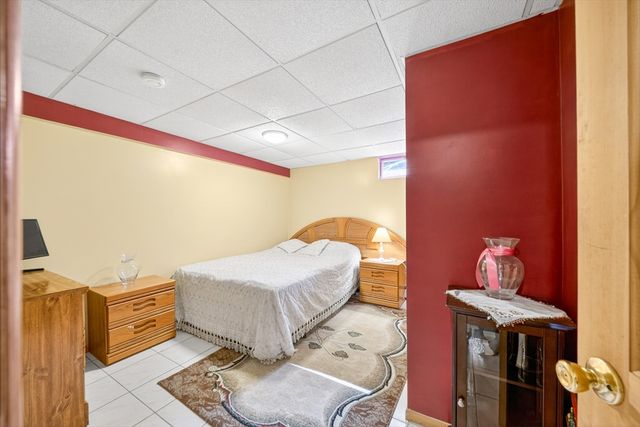 8 Sparrow Ln, Peabody, MA 01960