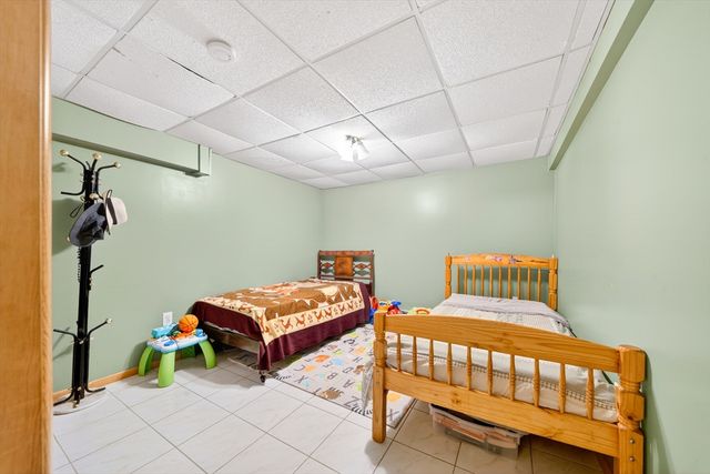 8 Sparrow Ln, Peabody, MA 01960