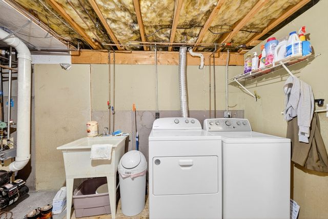 8 Sparrow Ln, Peabody, MA 01960