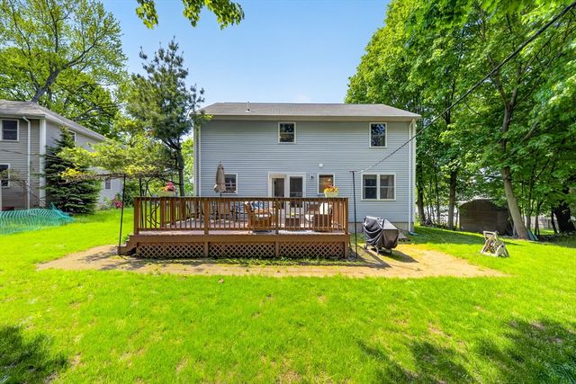 8 Sparrow Ln, Peabody, MA 01960