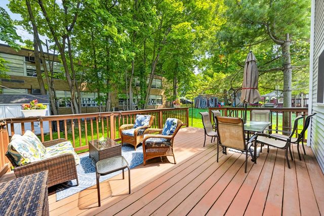 8 Sparrow Ln, Peabody, MA 01960