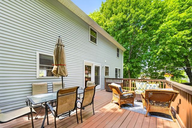 8 Sparrow Ln, Peabody, MA 01960
