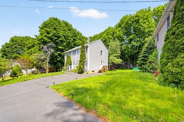 8 Sparrow Ln, Peabody, MA 01960