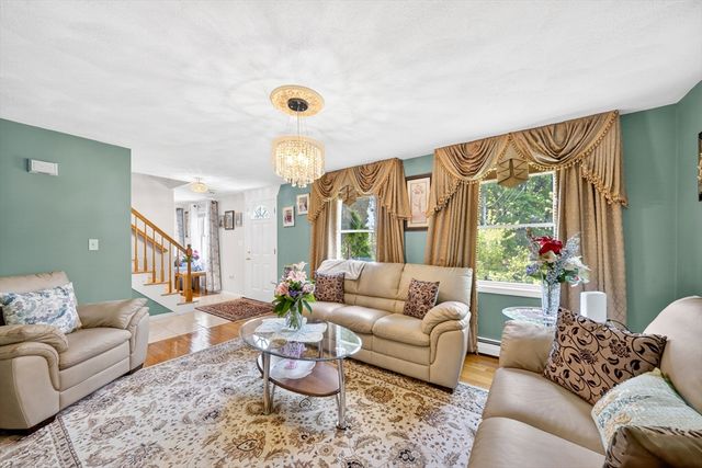 8 Sparrow Ln, Peabody, MA 01960
