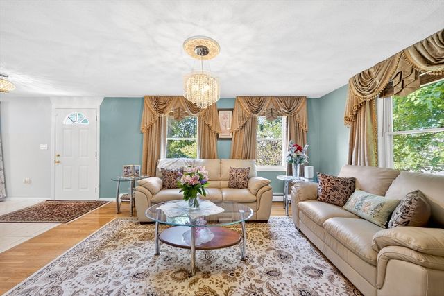 8 Sparrow Ln, Peabody, MA 01960