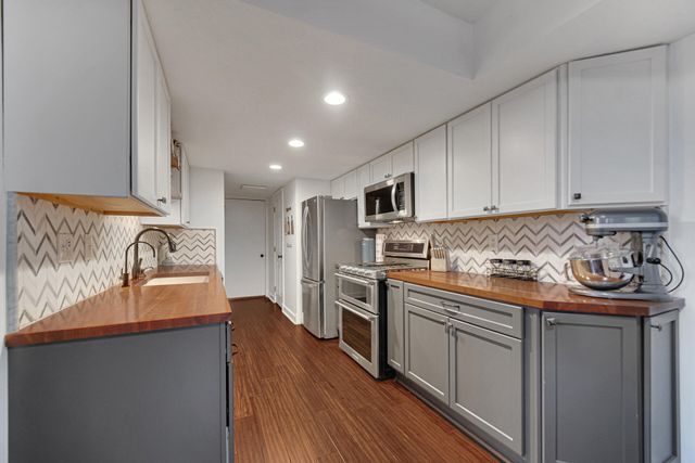 607 Weatherwood Lane, Valparaiso, IN 46383