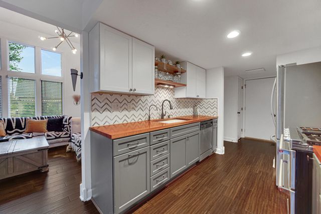 607 Weatherwood Lane, Valparaiso, IN 46383