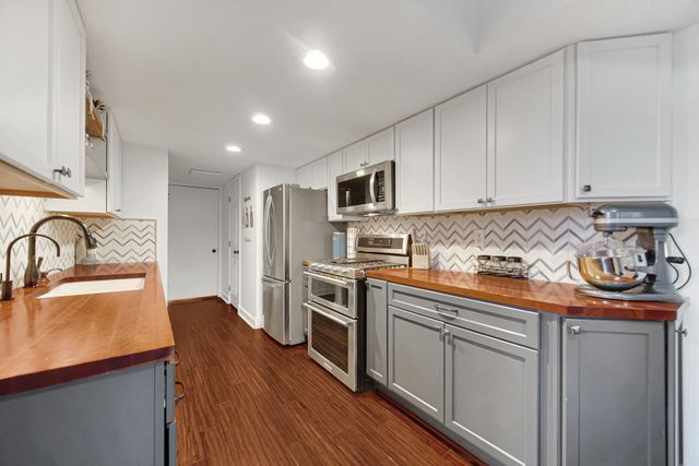 607 Weatherwood Lane, Valparaiso, IN 46383