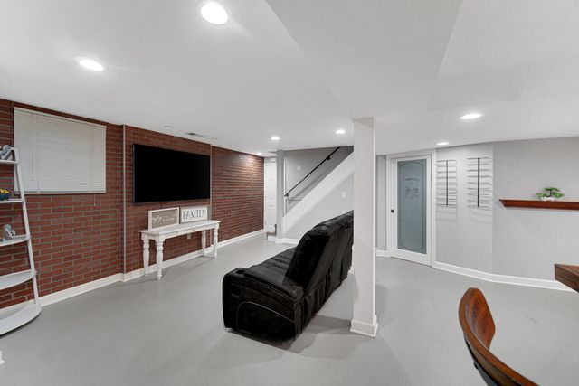 607 Weatherwood Lane, Valparaiso, IN 46383