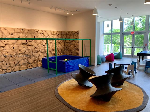 16385 Biscayne Blvd 1104, North Miami Beach, FL 33160