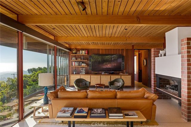1515 N Tigertail, Los Angeles, CA 90049