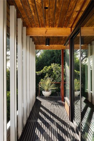 1515 N Tigertail, Los Angeles, CA 90049