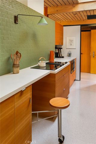1515 N Tigertail, Los Angeles, CA 90049