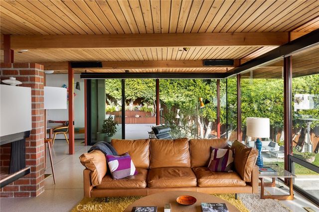 1515 N Tigertail, Los Angeles, CA 90049