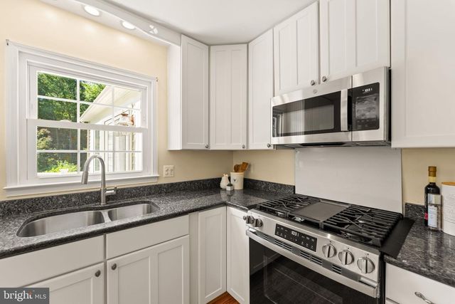9719 CINNAMON CREEK DR, Vienna, VA 22182