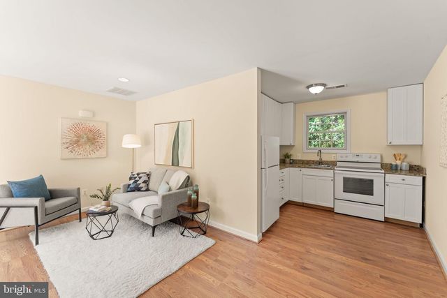 9719 CINNAMON CREEK DR, Vienna, VA 22182