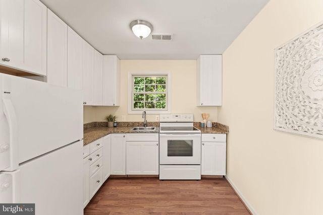 9719 CINNAMON CREEK DR, Vienna, VA 22182