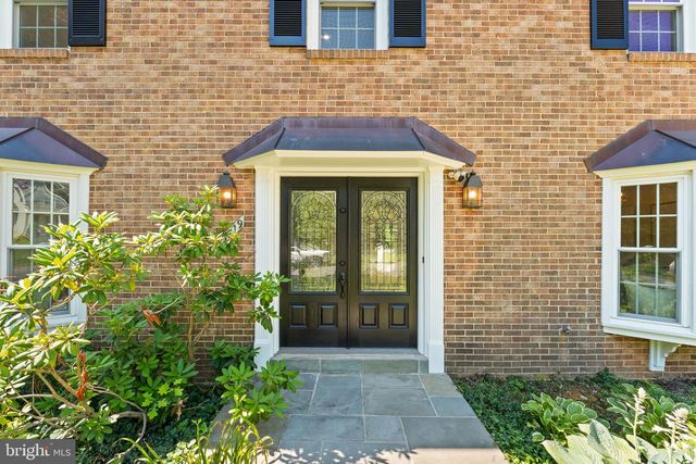 9719 CINNAMON CREEK DR, Vienna, VA 22182