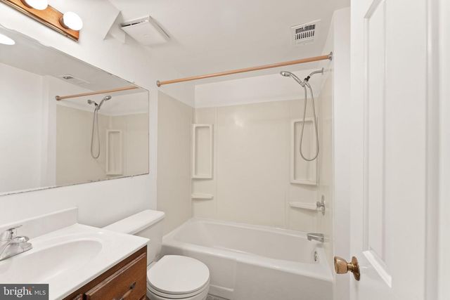 9719 CINNAMON CREEK DR, Vienna, VA 22182
