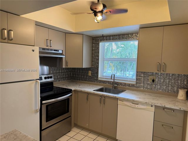 100 SE 6th Avenue 207, Pompano Beach, FL 33060