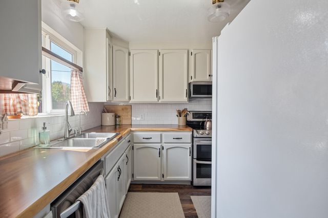 705 NE Beacon Drive, Grants Pass, OR 97526