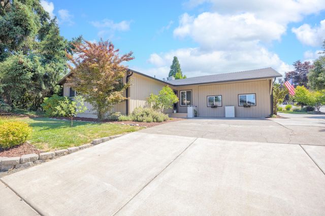 705 NE Beacon Drive, Grants Pass, OR 97526