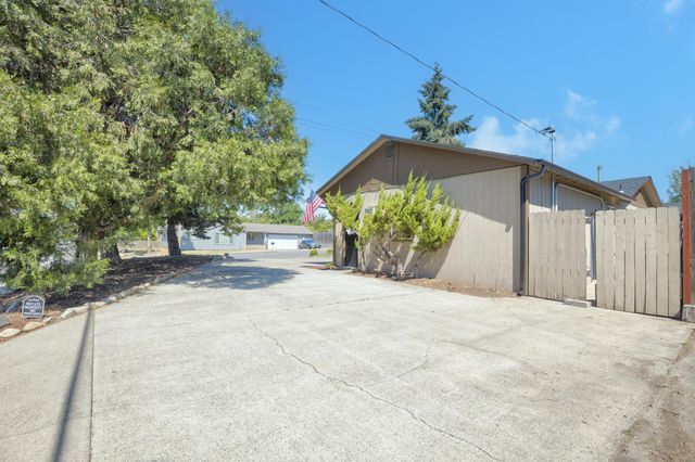 705 NE Beacon Drive, Grants Pass, OR 97526