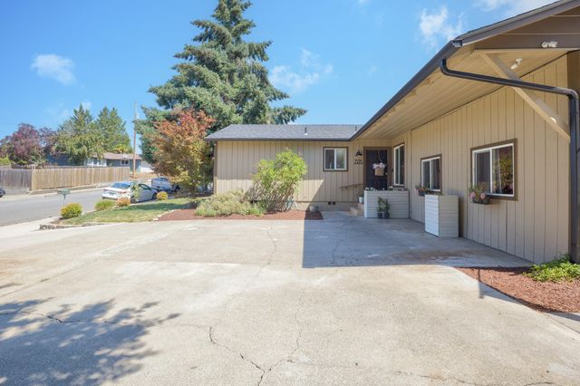 705 NE Beacon Drive, Grants Pass, OR 97526