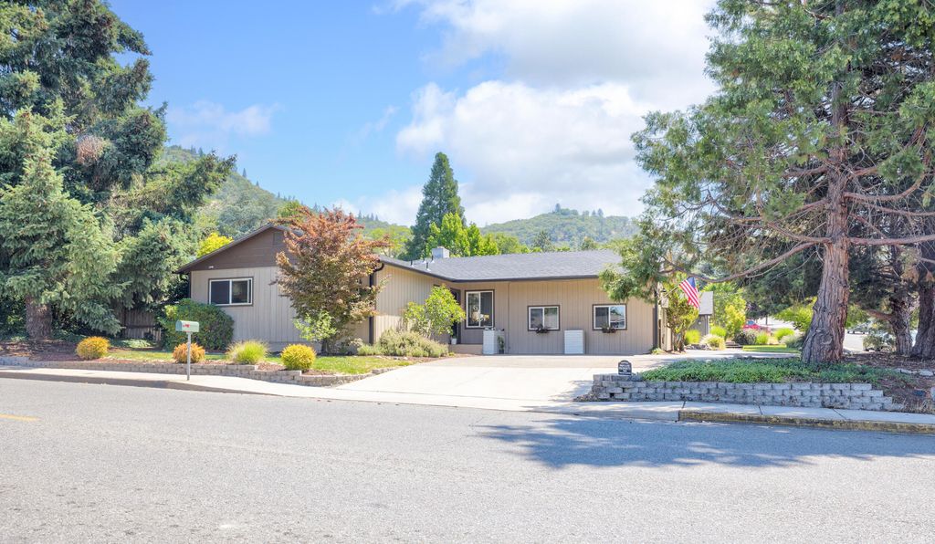 705 NE Beacon Drive, Grants Pass, OR 97526
