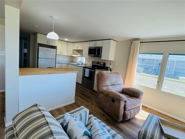 8 6TH STREET, Bradenton, FL 34210