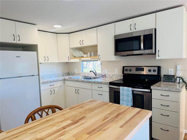 8 6TH STREET, Bradenton, FL 34210