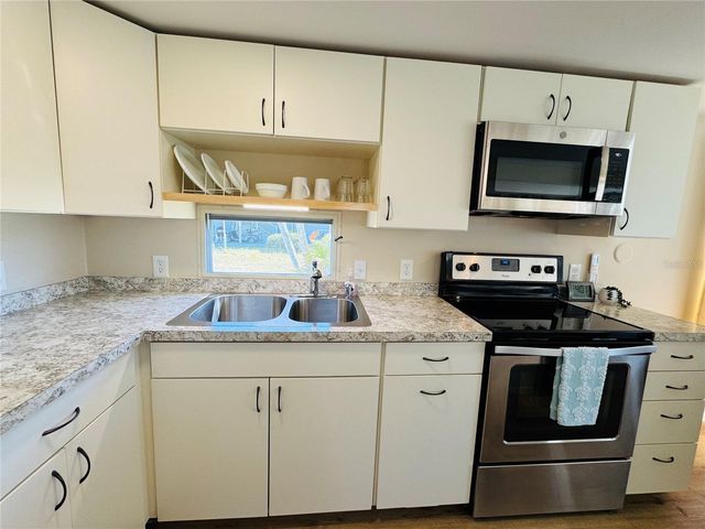 8 6TH STREET, Bradenton, FL 34210