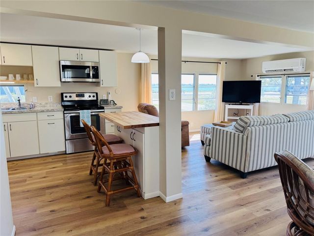 8 6TH STREET, Bradenton, FL 34210