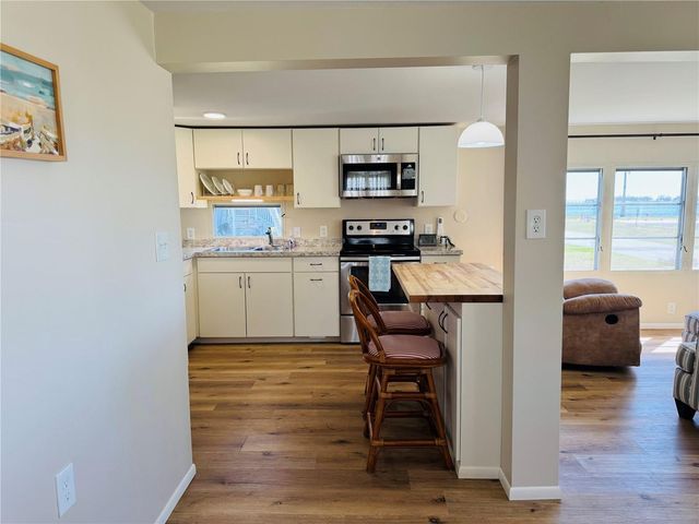 8 6TH STREET, Bradenton, FL 34210