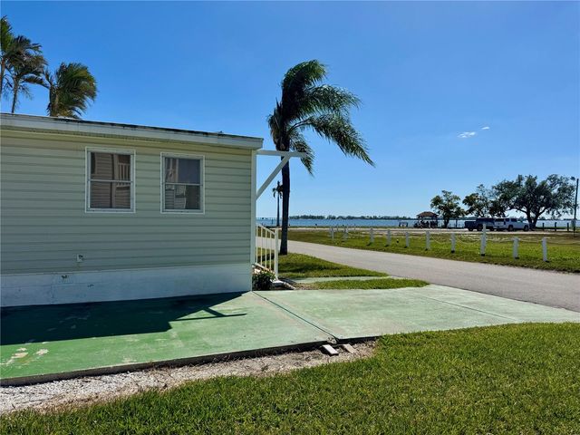 8 6TH STREET, Bradenton, FL 34210