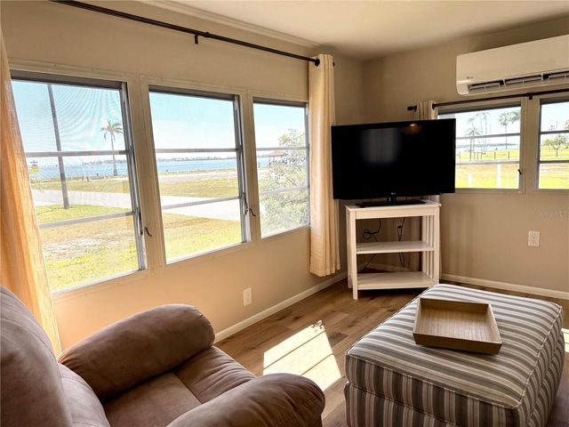 8 6TH STREET, Bradenton, FL 34210