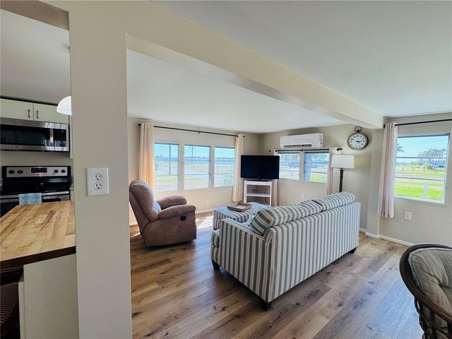 8 6TH STREET, Bradenton, FL 34210