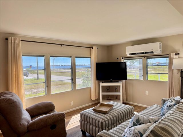 8 6TH STREET, Bradenton, FL 34210