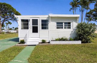 8 6TH STREET, Bradenton, FL 34210