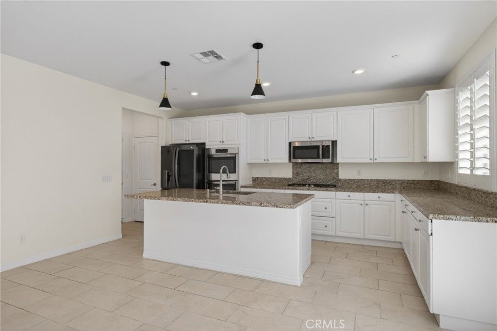 Image 16 of property listing at 19435 Fortunello Avenue, Riverside, CA 92508